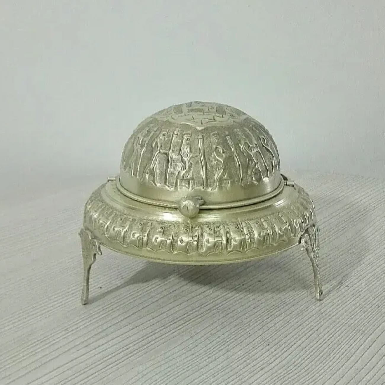 Serveur à caviar persan fait à la main avec couvercle à rouleau en laiton