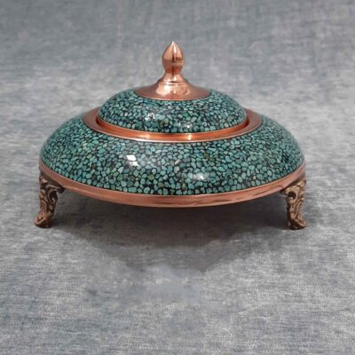 Serveur à caviar persan avec incrustation de turquoise et élégance sur pied