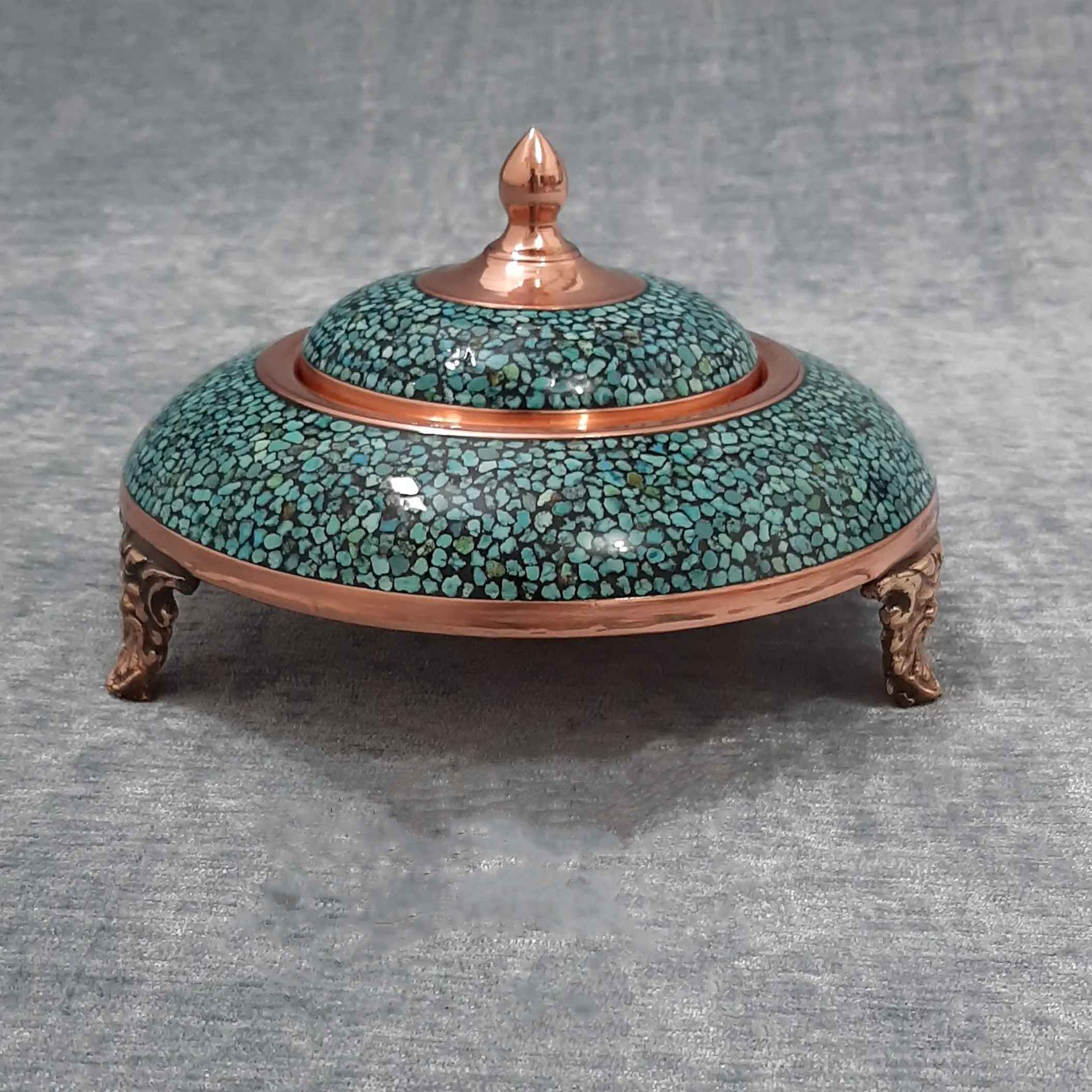 Serveur à caviar persan avec incrustation de turquoise et élégance sur pied
