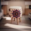 Pouf rond en velours avec pieds en bois et couleur crème pour chambre