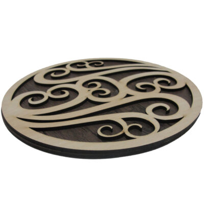 Set de table rond en bois sous l’assiette