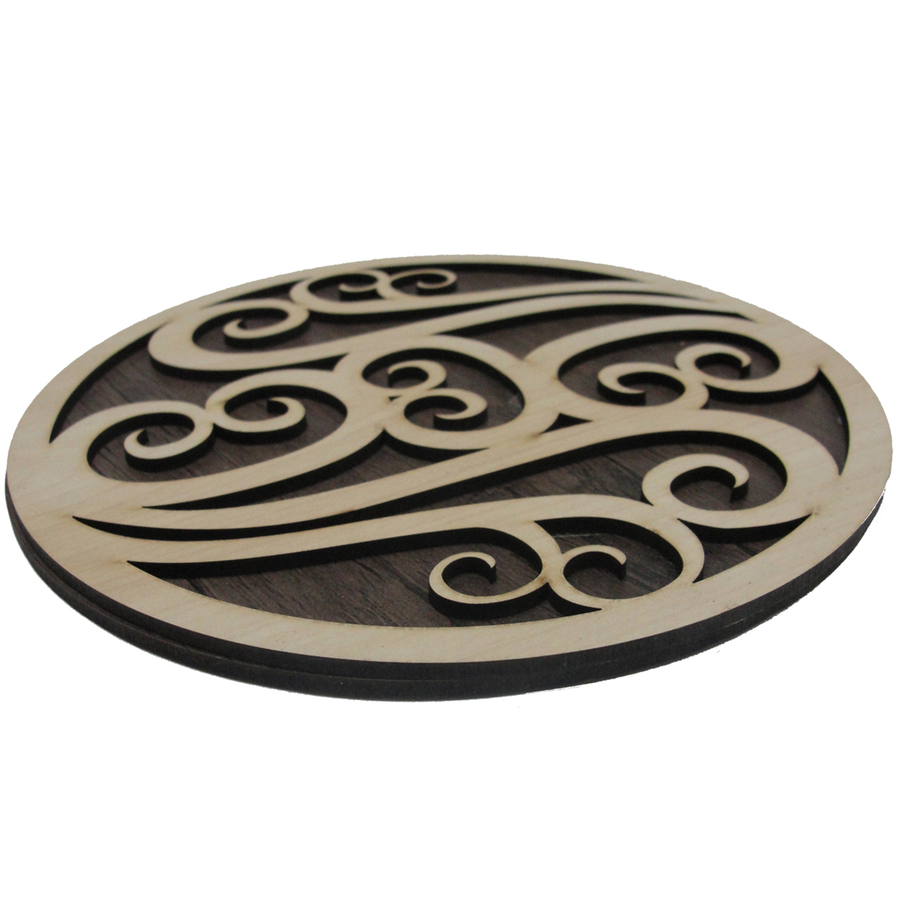 Set de table rond en bois sous l'assiette