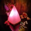 Lampe de sel persane lumineuse – faite main avec base en bois & design pyramide