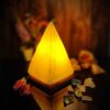 Lampe de sel persane lumineuse – faite main avec base en bois & design pyramide