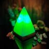 Lampe de sel persane lumineuse – faite main avec base en bois & design pyramide