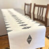 Chemin de Table Imprimé avec Design Géométrique en Diamant en Velours