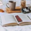 Marque-page en bois artistique inspiré du style persan – Motif de tapis