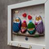 Porte-clés mural décoratif et fait main avec design Famille de chouettes et art de pierre