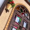 Porte-clés mural en bois persan fait main avec design de fenêtre de cottage traditionnel