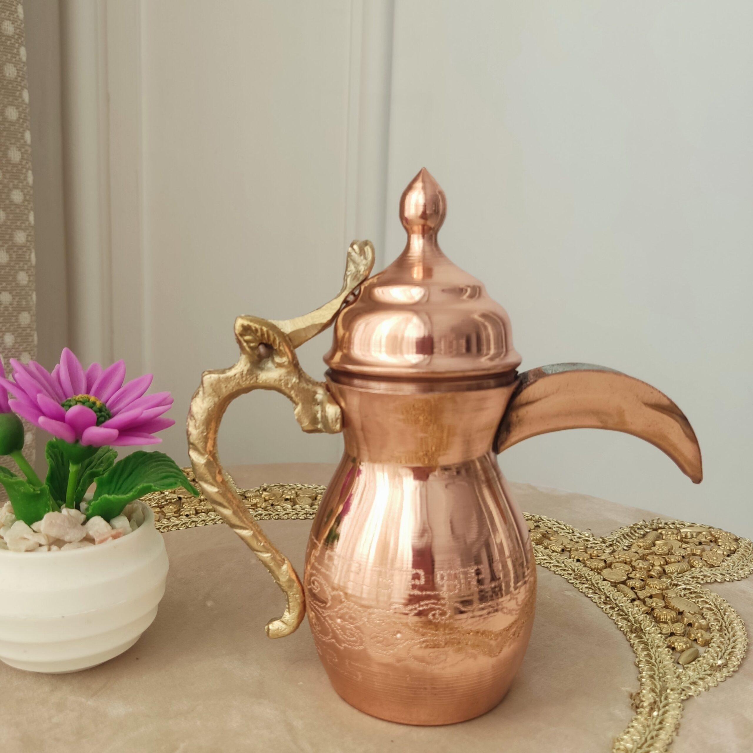 Cafetière traditionnelle arabe (Dallah) en cuivre pour préparer le Qahwa et le café arabe, intérieur étamé avec poignée en laiton