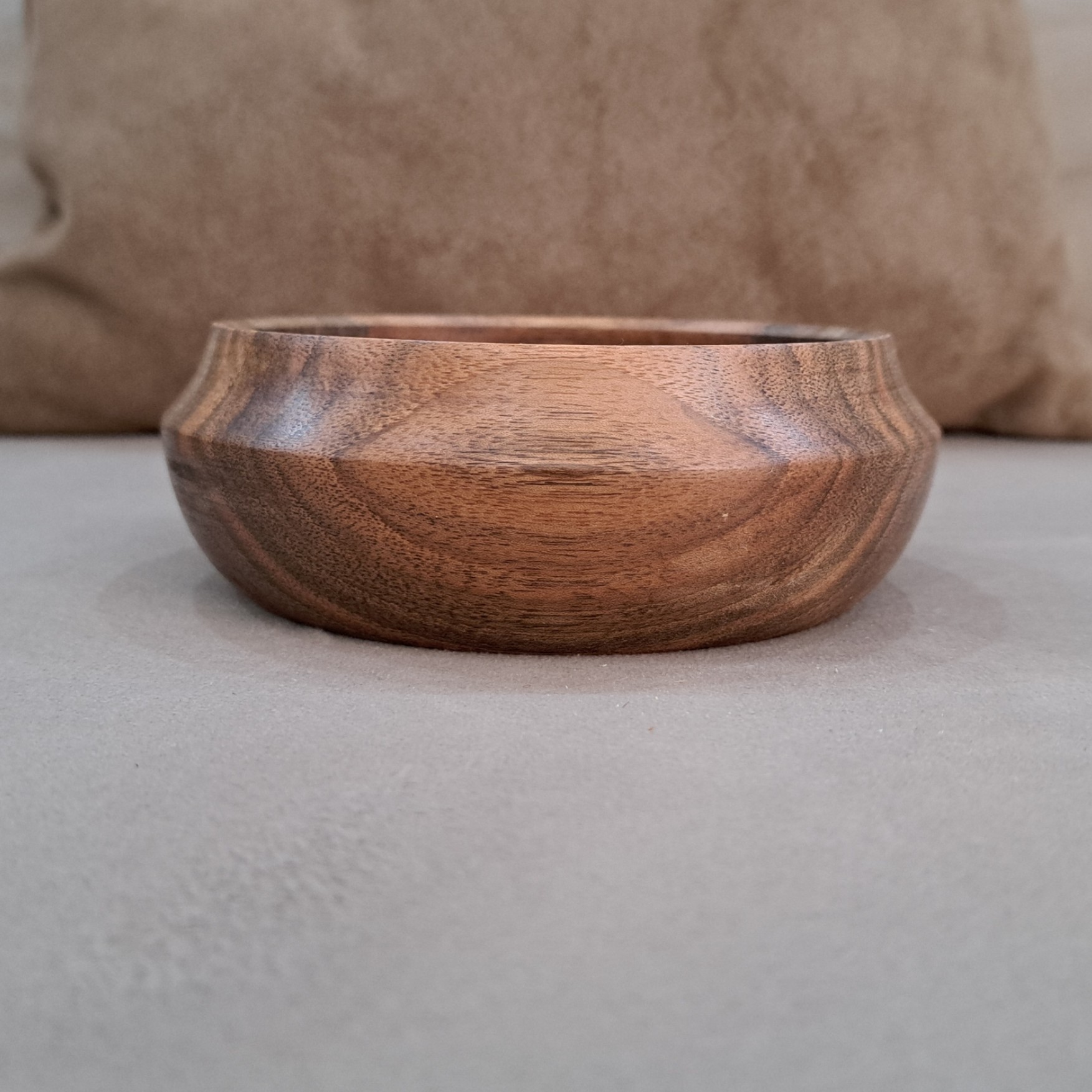 Bol en bois naturel fait de noyer pour décoration intérieure