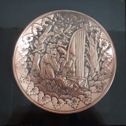 Plat décoratif en cuivre persan gravé à la main avec le design de Layla et Majnun