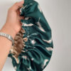 Bonnet de nuit en satin de soie de luxe pour femmes avec motifs de plumes