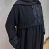 Abaya stylée coupe ample pour femmes musulmanes en tissu crêpe noir