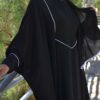 Abaya stylée coupe ample pour femmes musulmanes avec tissu crêpe noir