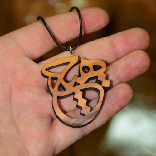 Collier en bois avec thème calligraphie persane Hich