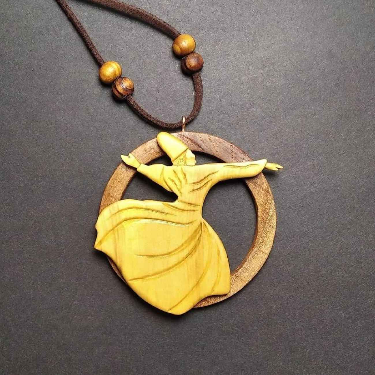 Collier en bois avec design de Derviche Tourneur et cordon en cuir