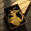 Collier en bois avec design de Derviche Tourneur et cordon en cuir