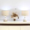 Lampe de table avec vase en céramique et abat-jour tambour crème