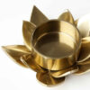 Porte-bougie en acier brillant avec design de lotus en doré.