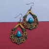Boucles d’Oreilles Artisanales en Bois avec Fleurs Violettes – Modèle Turquoise