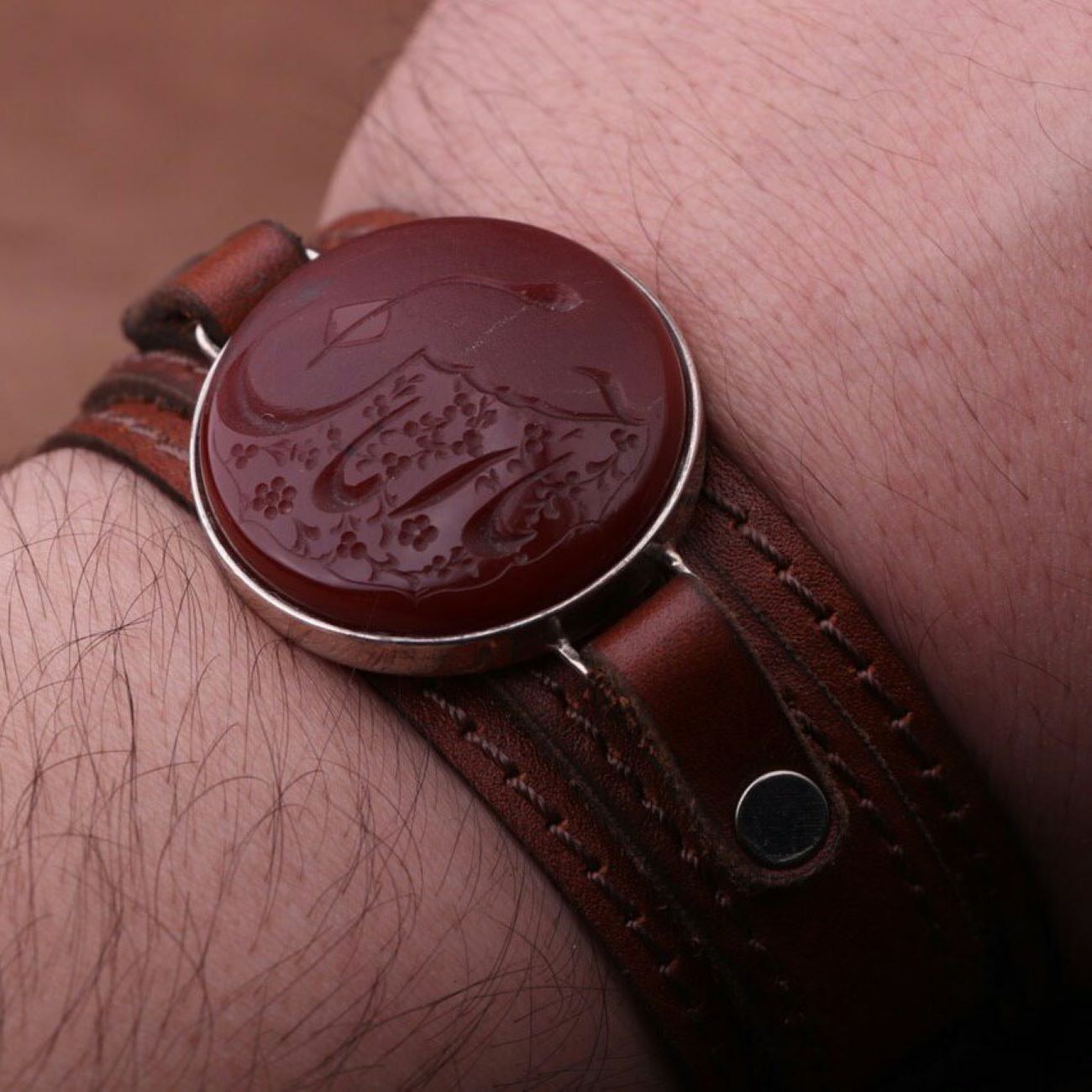 Bracelet en cuir islamique avec pierre agate authentique dans un cadre argenté