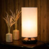 Lampe de table cylindrique minimaliste en bois avec abat-jour blanc