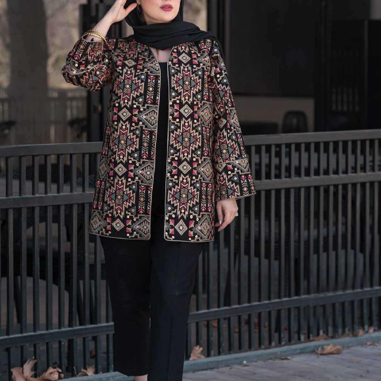 Manto persan brodé avec design géométrique pour femmes