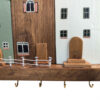 Porte-clés mural en bois avec design de village