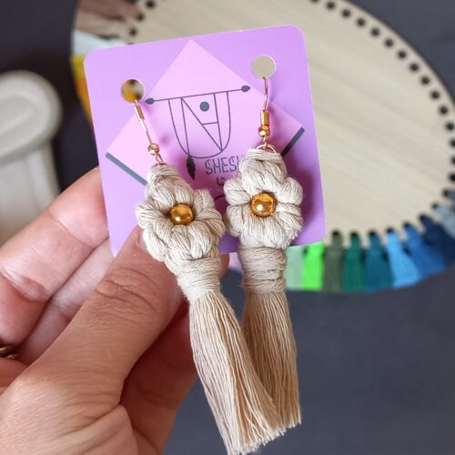 Boucles d’oreilles bohèmes en macramé chic, motif fleur.