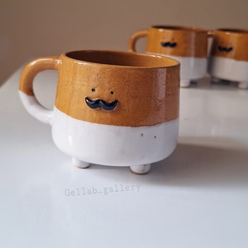 Tasse en céramique artisanale – Design élégant en marron