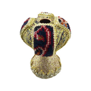 Vase à tige unique en poterie artisanale, inspiré des motifs de tapis persans.