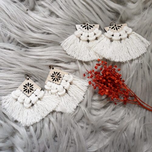 Boucles d’oreilles à pompons en macramé tissées à la main, blanches.