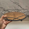 Panier à fruits en fil métallique avec base en bois en noir