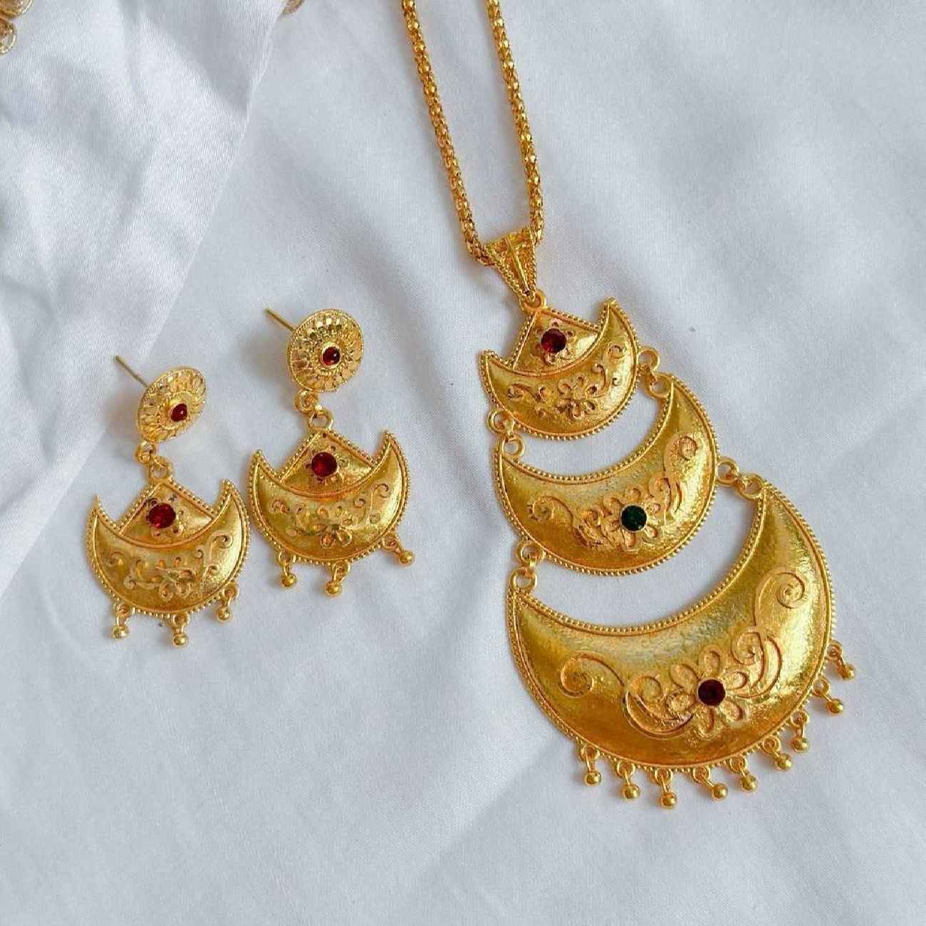 Élégant Collier en Laiton Mehak avec Boucles d'Oreilles