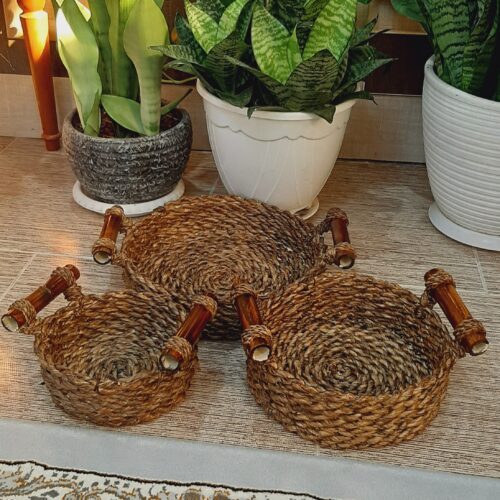 Panier en osier tissé à la main avec poignée en brun foncé