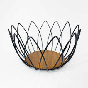 Panier à fruits en fil métallique avec base en bois naturel et design tulipe