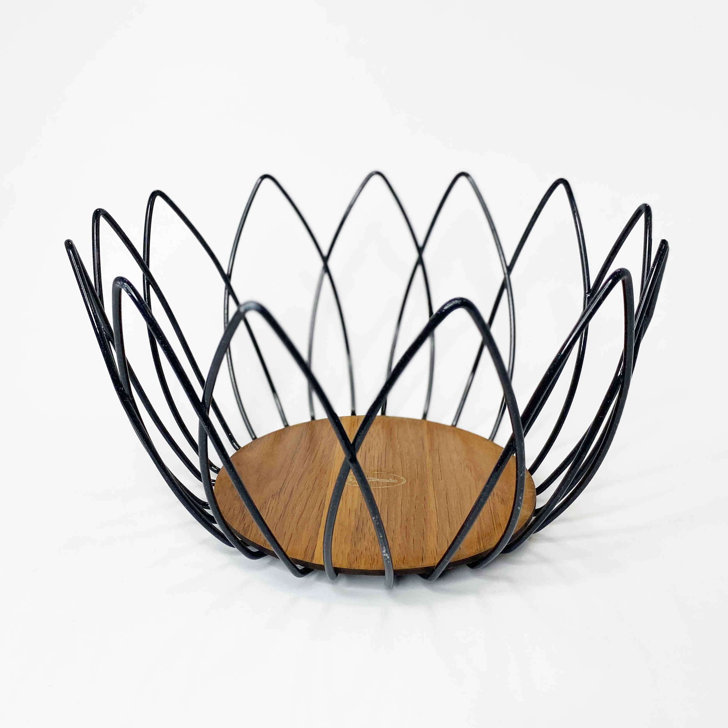 Panier à fruits en fil métallique avec base en bois naturel et design tulipe