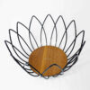 Panier à fruits en fil métallique avec base en bois naturel et design tulipe