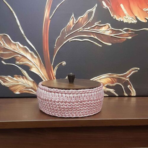 Panier en crochet avec couvercle en bois – Art et utilité pour garder votre maison en ordre