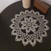 Nappe en crochet fait main avec design floral chic et luxueux en crème