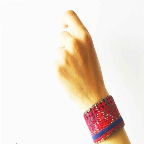 Bracelet brodé Persan – Artisanat en Rouge avec Design Géométrique
