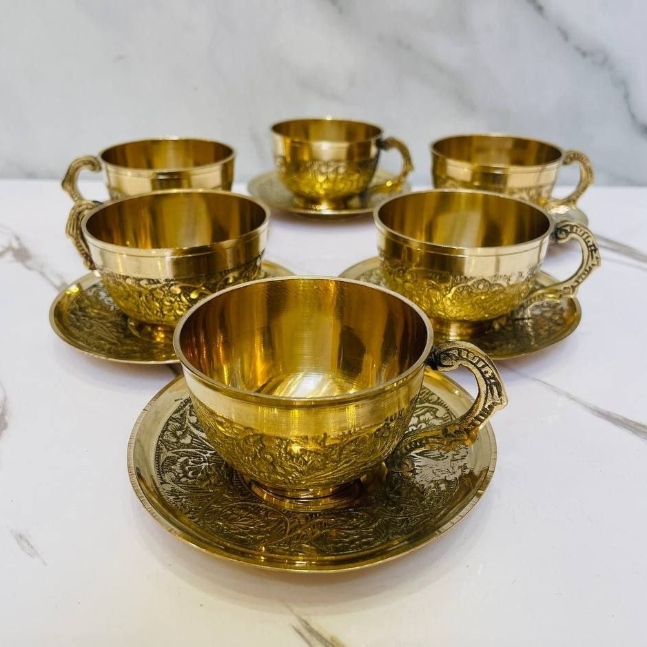 Ensemble de tasses et soucoupes persanes en laiton de haute qualité avec motif de paon (x6)