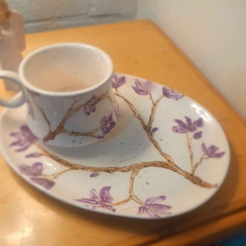 Tasse à Thé et Soucoupe en Poterie Persane avec Élégant Motif Lavande
