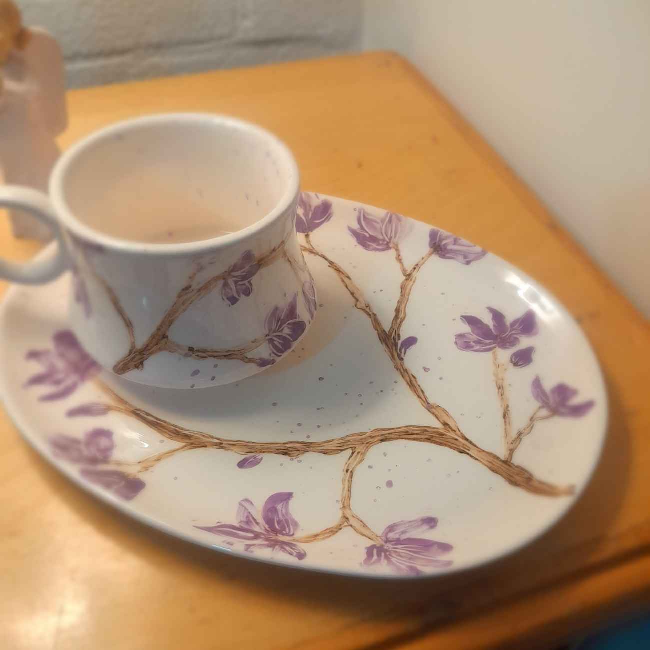 Tasse à Thé et Soucoupe en Poterie Persane avec Élégant Motif Lavande