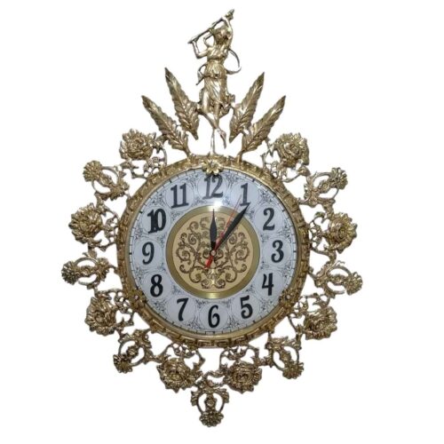 Horloge murale en laiton poli avec détails raffinés pour espaces élégants