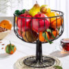 Panier en fil métallique avec pied, chic et luxueux, parfait pour les fruits en noir