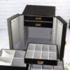 Boîte à bijoux avec rangement à plusieurs niveaux et serrure pour une organisation optimale