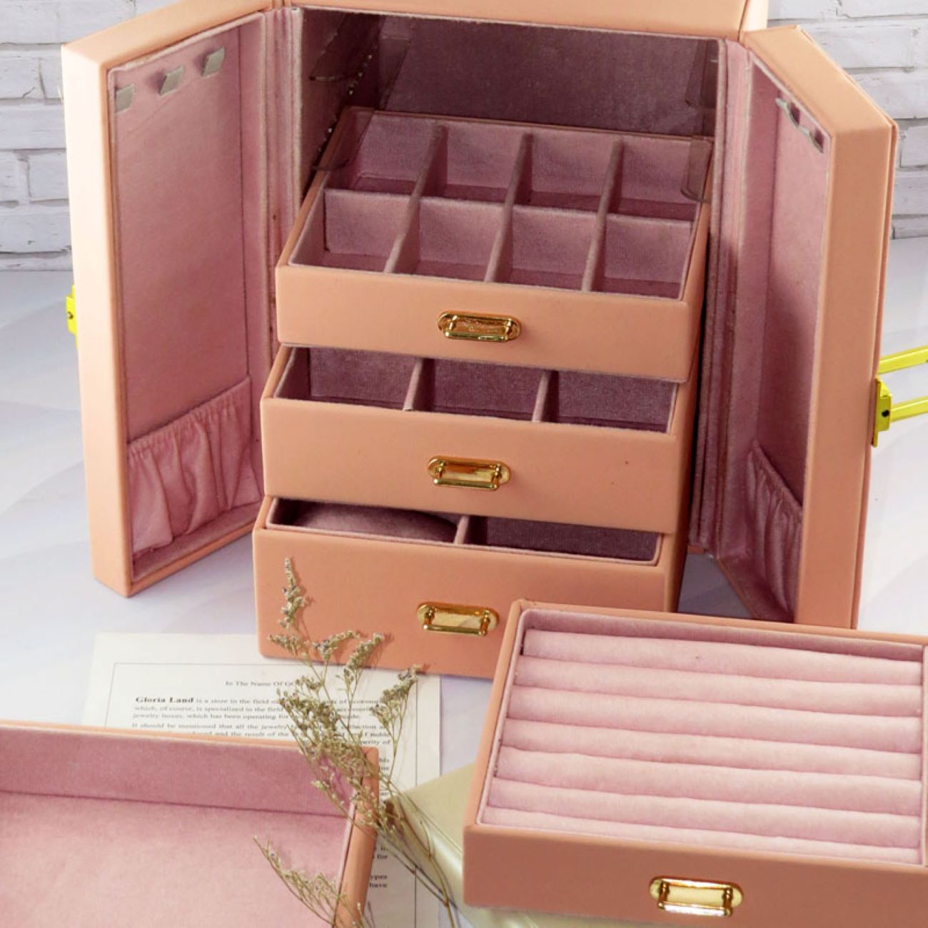 Boîte à bijoux avec rangement à plusieurs niveaux et serrure pour une organisation optimale