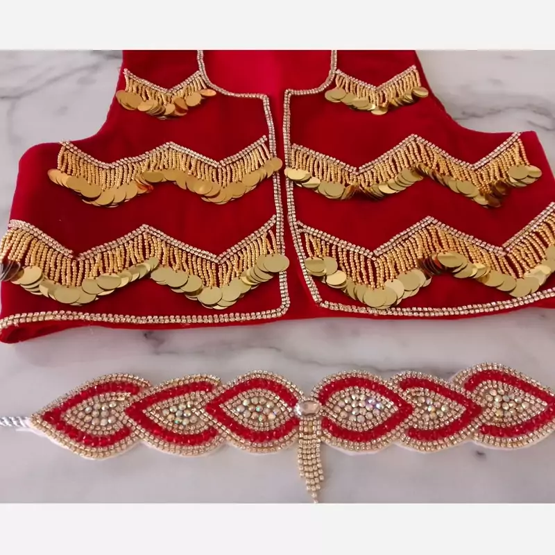 Radiance of Tradition Gilet Kurde Rouge et Or avec Ceinture et Détails Intriqués